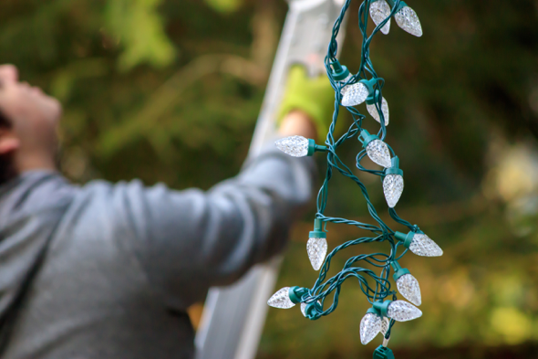 How to Safely Remove Your Holiday Lights